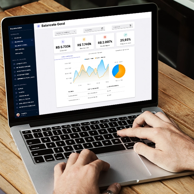 Agrônomo utiliza aplicativo de gestão agrícola em notebook